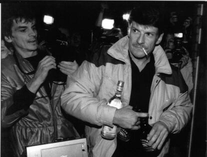 Christer Pettersson, quien estuvo estado en prisión acusado del asesinato del primer ministro de Suecia en 1986, Olof Palme, se dirige a casa de un amigo, con unas bebidas alcohólicas para celebrar su puesta en libertad, en Estocolmo en 1989.