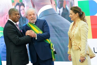 El presidente de Angola, João Lourenco, junto a Lula y su esposa Janja.