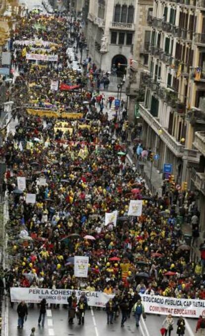 Vista de la manifestación en el centro de Barcelona para protestar contra los recortes y las políticas de austeridad que aplica el gobierno de la Generalitat, con una pancarta principal cuyo lema es "Luchar por los derechos laborales es defender el futuro".
