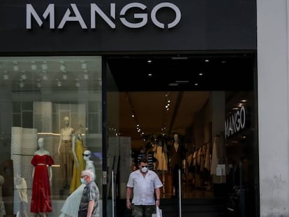 Un hombre sale de una tienda Mango, en junio de 2020.