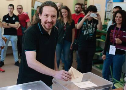 El líder de Unidas Podemos, Pablo Iglesias, ejerce su derecho al voto en el colegio público La Navata de Galapagar (Madrid).