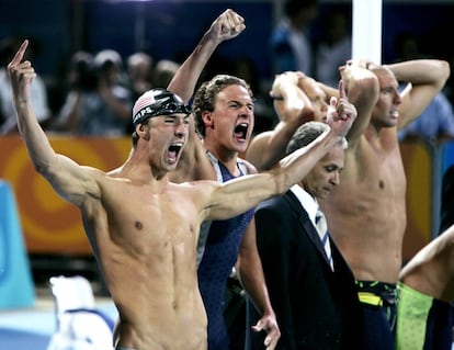 Michael Phelps (izquierda) celebra su medalla de oro en la prueba de 4x200 metros de estilo libre en los Juegos Olímpicos de Atenas 2004 (Grecia).