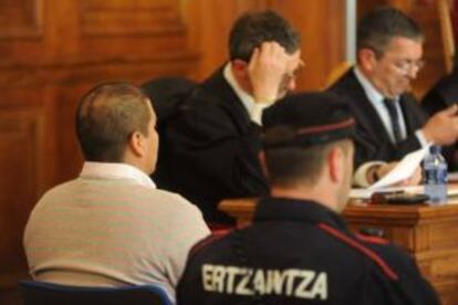 Keny Lexzur González, de espaldas, durante la primera sesión del juicio celebrado en su contra.