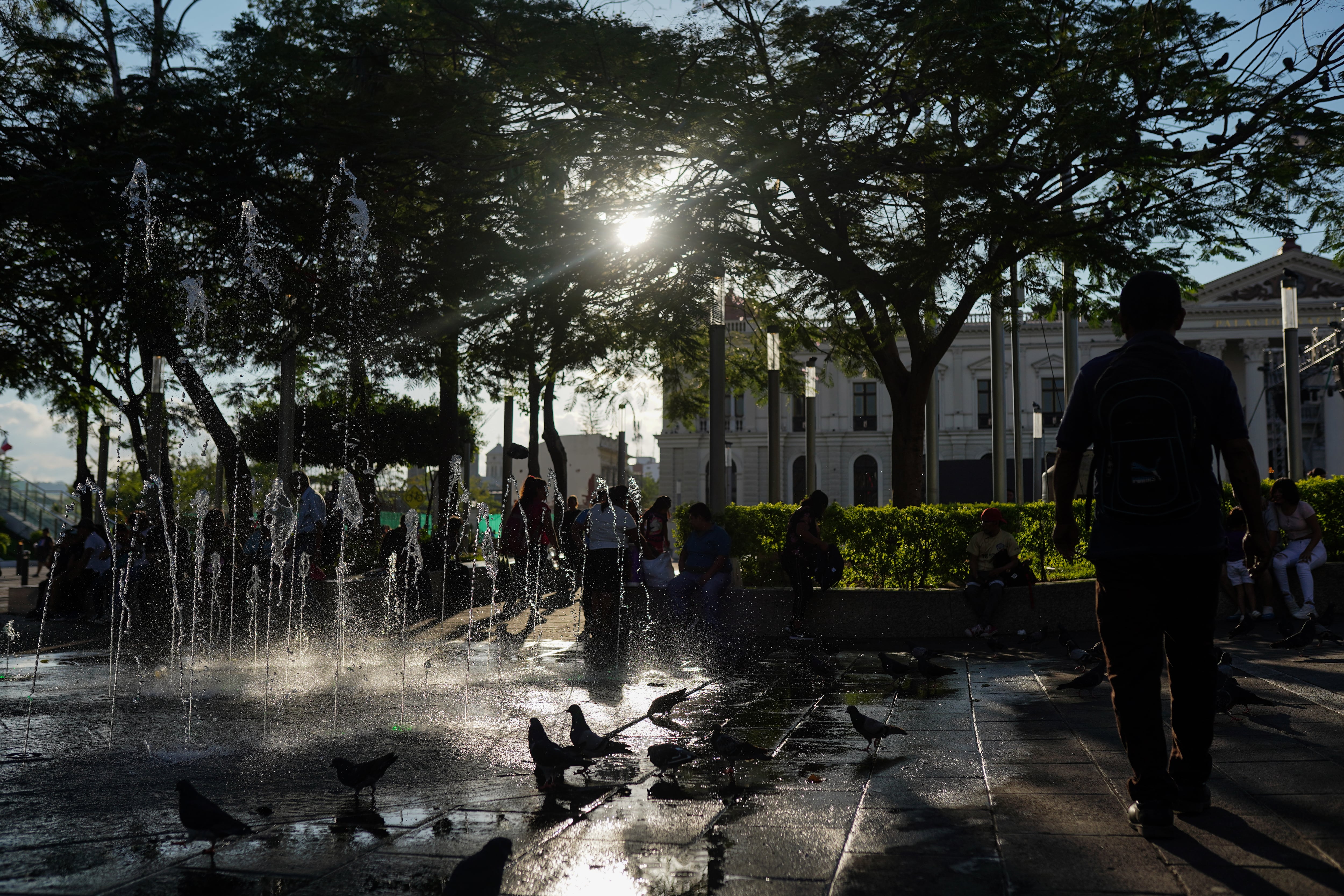 Peatones caminan en el centro histórico de la capital de El Salvador, el pasado 7 de marzo.
