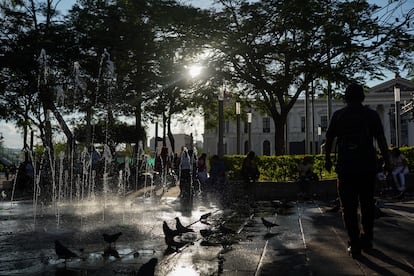 Peatones caminan en el centro histórico de la capital de El Salvador, el pasado 7 de marzo.