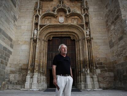 Julio Llamazares recorre la Catedral Magistral de Alcalá de Henares