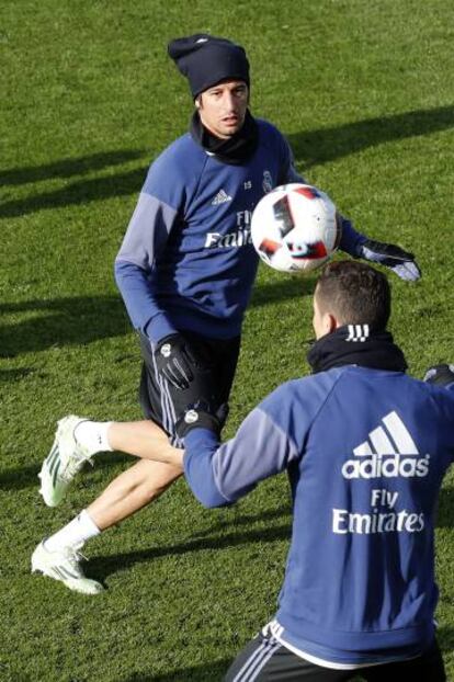 Coentrão observa a Cristiano durante el último entrenamiento.