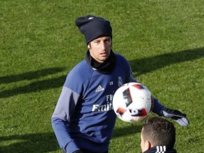 Coentr&atilde;o observa a Cristiano durante el &uacute;ltimo entrenamiento.