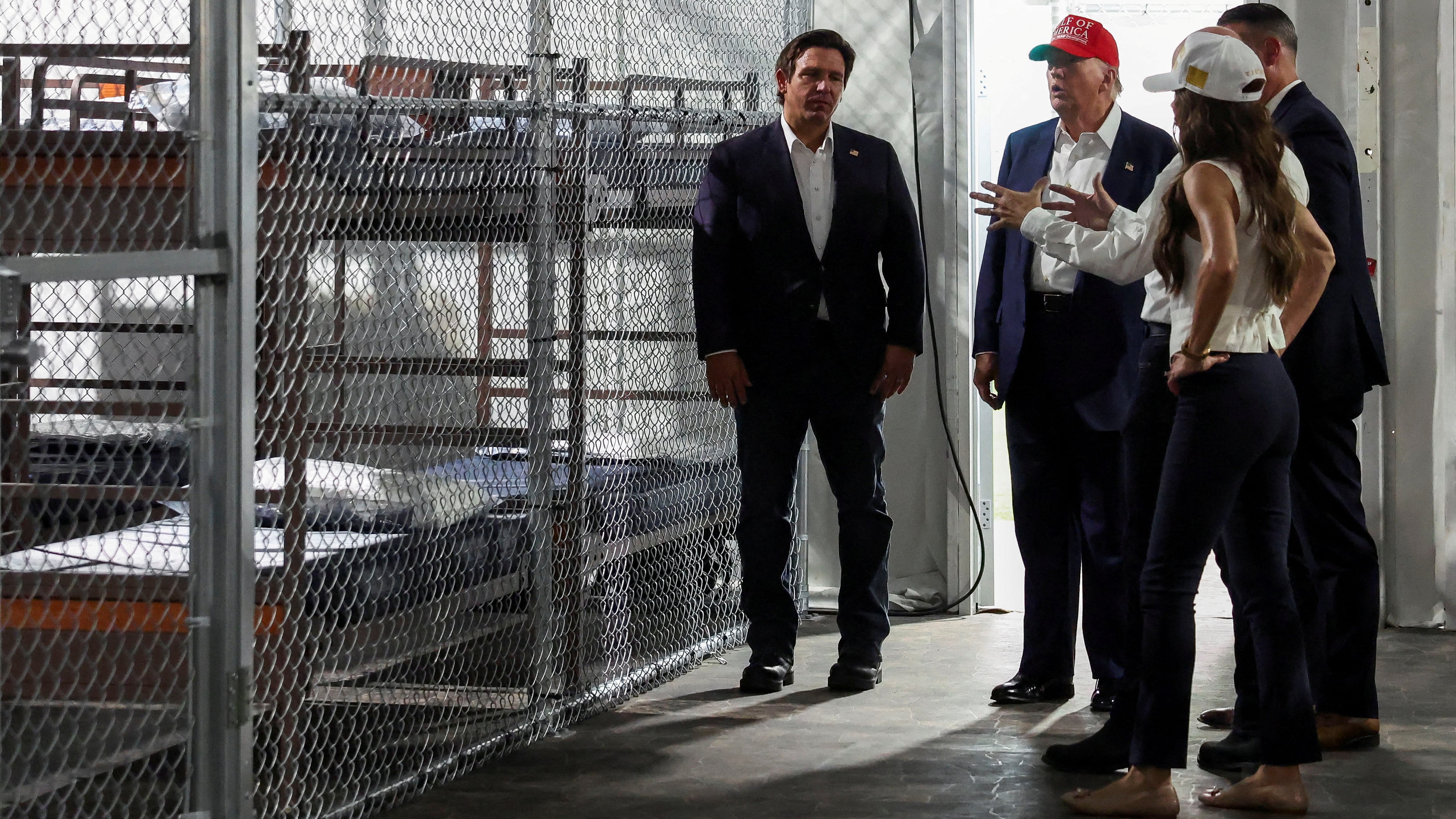 Trump visita Alligator Alcatraz, el centro de detención para migrantes en Florida rodeado de caimanes: “Por si se escapan”