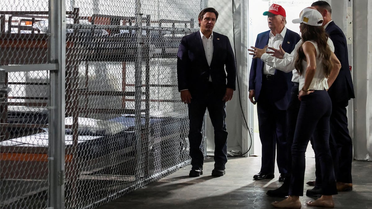 Trump visita nuevo centro de detención en Florida en medio de protestas masivas