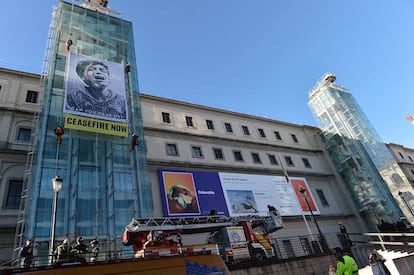 Un grupo de activistas de Greenpeace escaló el Museo de Arte Reina Sofía, icono de la pintura internacional, por uno de los ascensores de cristal junto a la fachada, para denunciar los ataques de Israel en Gaza y reclamar un alto el fuego.