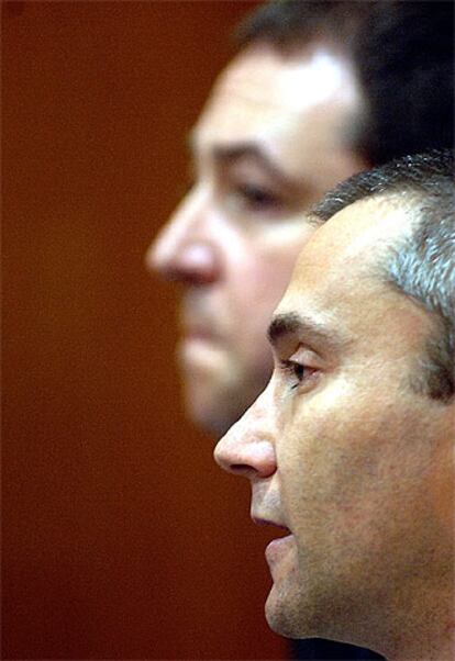 Los portavoces de Batasuna, Joseba Permach y Pernando Barrena, durante la rueda de prensa en San Sebastián.