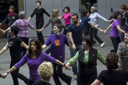Participantes en uno de los cursos de danza de Aiko Taldea.