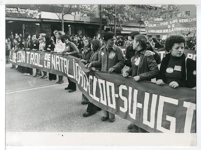 Manifestación feminista en defensa de los derechos reproductivos de las mujeres, convocada por los sindicatos CC OO y UGT en Madrid el 4 de mayo de 1978.