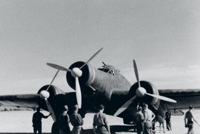 Las fotografías muestran un auténtico catálogo de aviones de guerra. Un grupo de militares de la Legión
Cóndor observa un bombardero italiano Savoia-Marchetti.