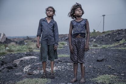 Los campos de carbón de Jharia, en el estado indio de Jharkhand, se encuentran entre los más grandes de Asia. En un área de 280 kilómetros cuadrados, el carbón se extrae en minas a cielo abierto, y a menudo son niños quienes lo hacen. El fotógrafo indio Supratim Bhattacharjee ha capturado toda la miseria, el horror, el agotamiento y la destrucción en los rostros de estos niños. Los gases tóxicos, así como el aire y el agua contaminados, son característicos del entorno peligroso de estos campos de carbón. El salario diario equivale a uno o dos dólares. Muchos niños y niñas están desnutridos y miles de ellos no van a la escuela.