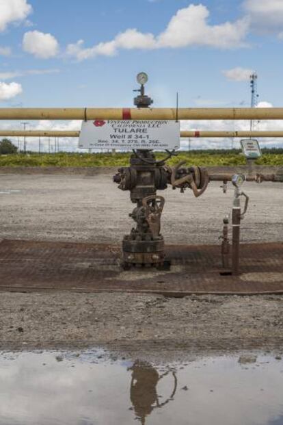 Pozo de agua residual derivada del 'fracking' en Tulare, California.