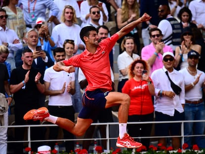 Djokovic salta durante la celebración del título conseguido ante Ruud.