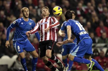 Ibai Gómez recibe el balón ante Gálvez 