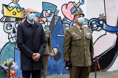 
El alcalde de León José Antonio Diez, a la izquierda, y el general Vicente Torres, presidieron este martes en la avenida Ramón y Cajal de la ciudad el homenaje l comandante de artillería Luciano Cortizo, asesinado por ETA hace 25 años. 
