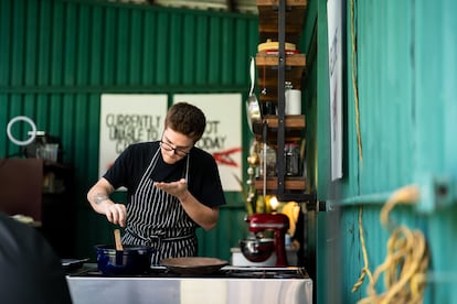 El chef prepara una papa con carne, uno de sus platos costarricenses preferidos.