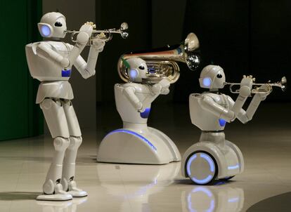 Los robots de Toyota tocan instrumentos musicales en una presentación de la compañía en Tokio.