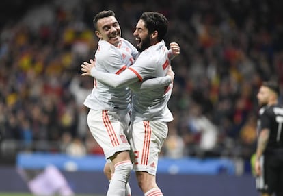Isco y Iago Aspas celebran el tercer gol de la selección. 