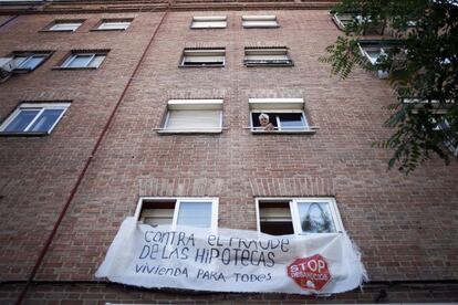 Ejecutado el segundo intento de desahucio en la vivienda de Edwin, ecuatoriano de 51 años, situada en el Puente de Vallecas, Madrid.