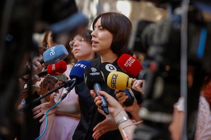La secretaria general del PSPV-PSOE y ministra de Ciencia, Diana Morant, realiza declaraciones tras la reunión del grupo socialista antes de la celebración del último pleno ordinario en Les Corts, en el jardín del ficus, este miércoles. 