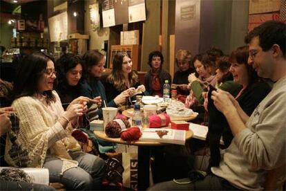 Mujeres aficionadas al ganchillo, reunidas en una cafetería de Barcelona.