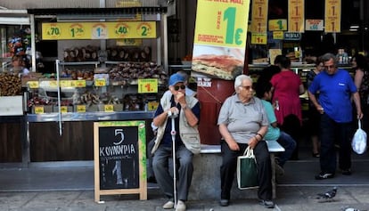 Cidadãos gregos em uma loja de Salonica.