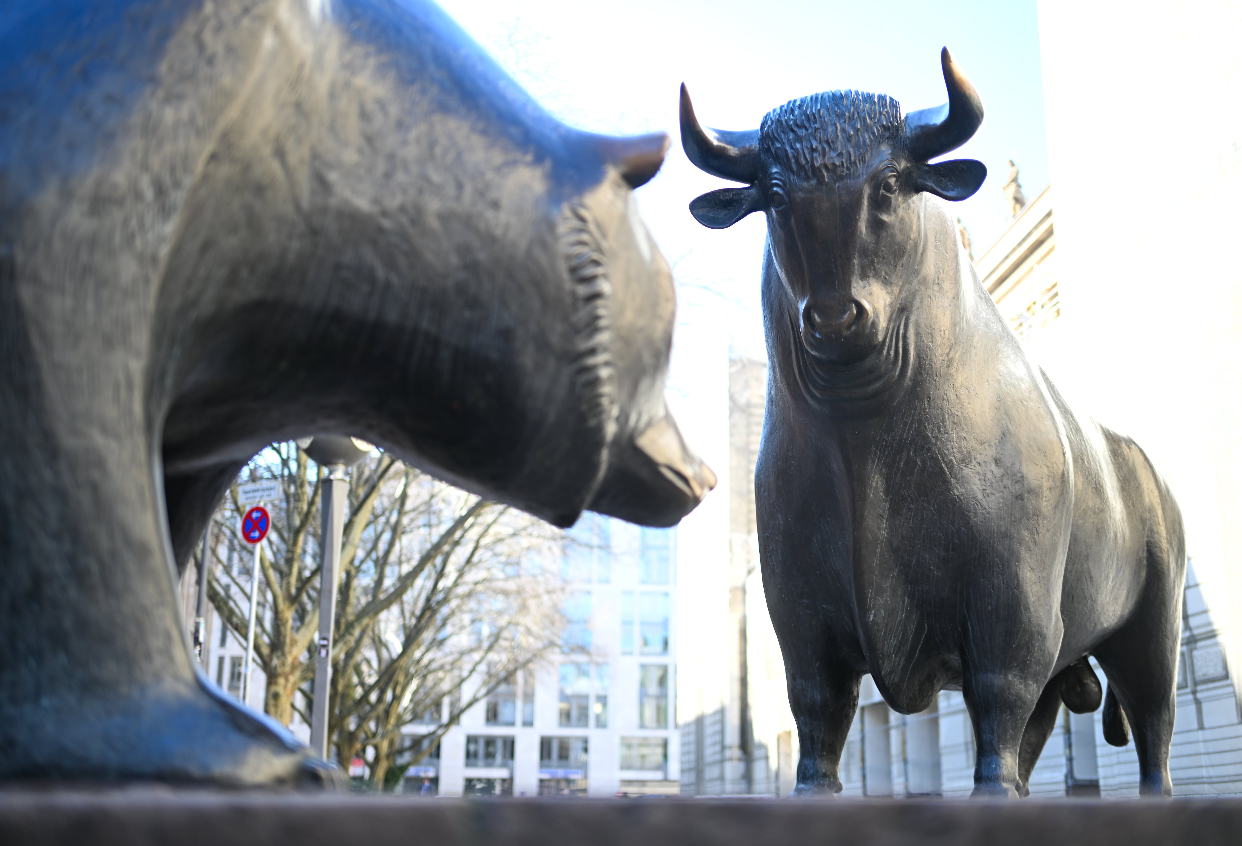 Las estatuas del oso y el toro en el exterior de la Bolsa de Fráncfort, Alemania.