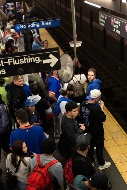 La estación de Grand Central en dirección al estadio de béisbol de los Mets. La clásica imagen del metro masificado sigue viva cuando se trata de un acontecimiento deportivo.  