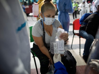 Paciente assintomática recebe um kit com azitromicina, cloroquina e dexametasona em Caracas, na Venezuela, no último dia 25.