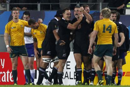 Los jugadores de Nueva Zelanda celebran la victoria ante Australia en las semifinales del Mundial.