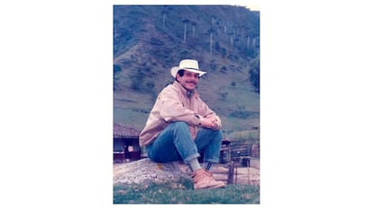 Carlos Pizarro Leongómez con el sombrero blanco, en una fotografía del archivo familiar.