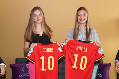 La federación regaló a las hermanas dos camisetas de la selección española con su nombre impreso y el número 10. Ambas posaron sonrientes con sus regalos en una foto que ha difundido en redes la Casa del Rey.