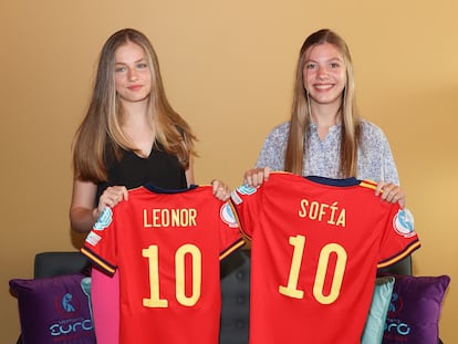 La federación regaló a las hermanas dos camisetas de la selección española con su nombre impreso y el número 10. Ambas posaron sonrientes con sus regalos en una foto que ha difundido en redes la Casa del Rey.