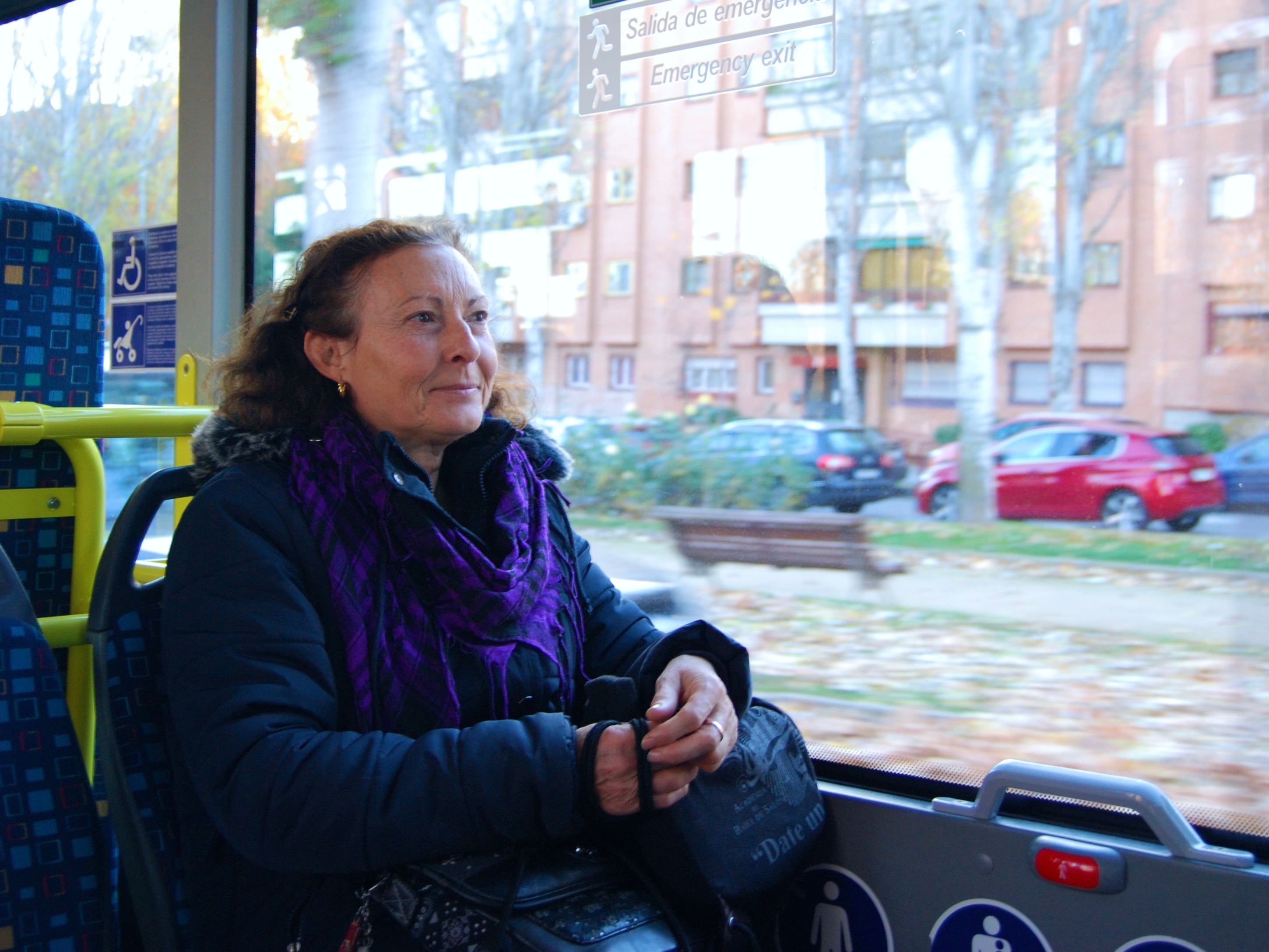 Adela Gutiérrez en uno de los autobuses especiales que sustituyen la línea 7 de metro mientras atraviesa San Fernando de Henares.