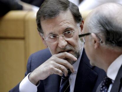 El presidente del Gobierno en funciones, Mariano Rajoy, conversa con el titular de Hacienda, Cristóbal Montoro.