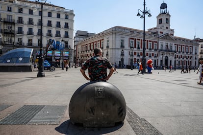 Daniel P. observa a la gente en la Puerta del Sol, una tarde de agosto a 38 grados. 