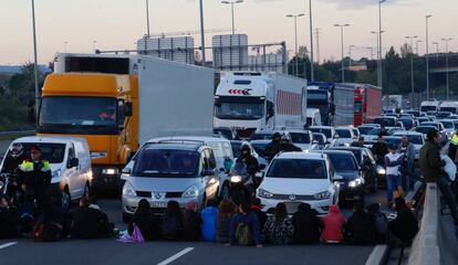 Un grupo de personas corta la autovía AP7 en Bellaterra (Barcelona).