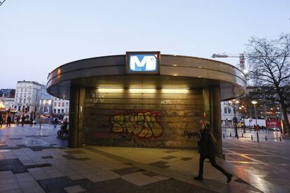 Vista de l'accés tancat a l'estació de metro Porte de Namur a Brussel·les.