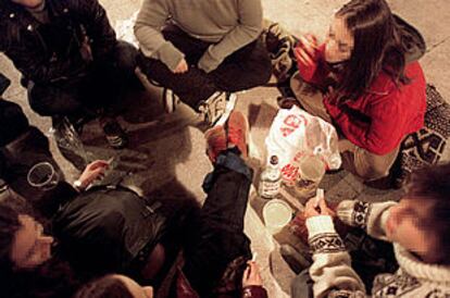 Jóvenes consumiendo alcohol en la plaza del 2 de Mayo, en Madrid.