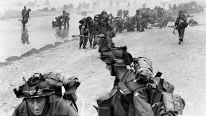 Soldados británicos llegan a las costas francesas durante el desembarco en Normandía