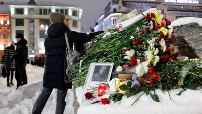Una mujer deposita flores en el monumento a las víctimas de la represión política en Moscú tras la muerte del líder de la oposición rusa Aléxei Navalni, este viernes.