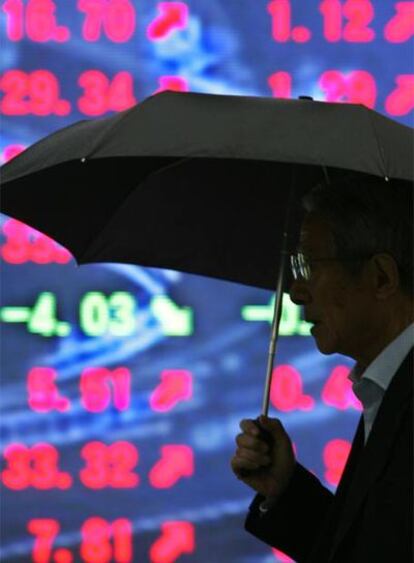 Un japonés pasea ante un indicador económico en Tokio
