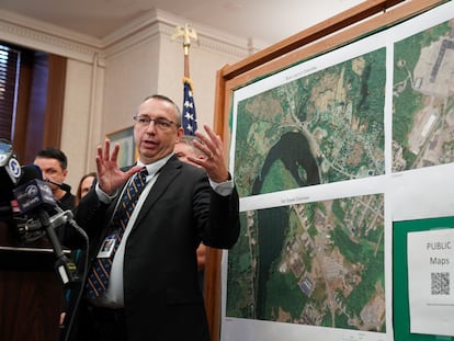 Michael Sauschuck, del Departamento de Seguridad Pública de Maine, este viernes en el Ayuntamiento de Lewinston.