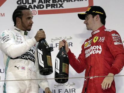 Lewis Hamilton y Charles Leclerc en el podio.