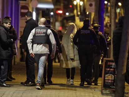 Los Mossos liberan a la presunta víctima retenida en un piso de la calle de Amigó de Barcelona.